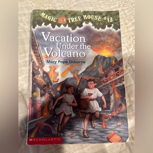 Vacation under the volcano- Magic tree house #13 - Picture 1 of 12